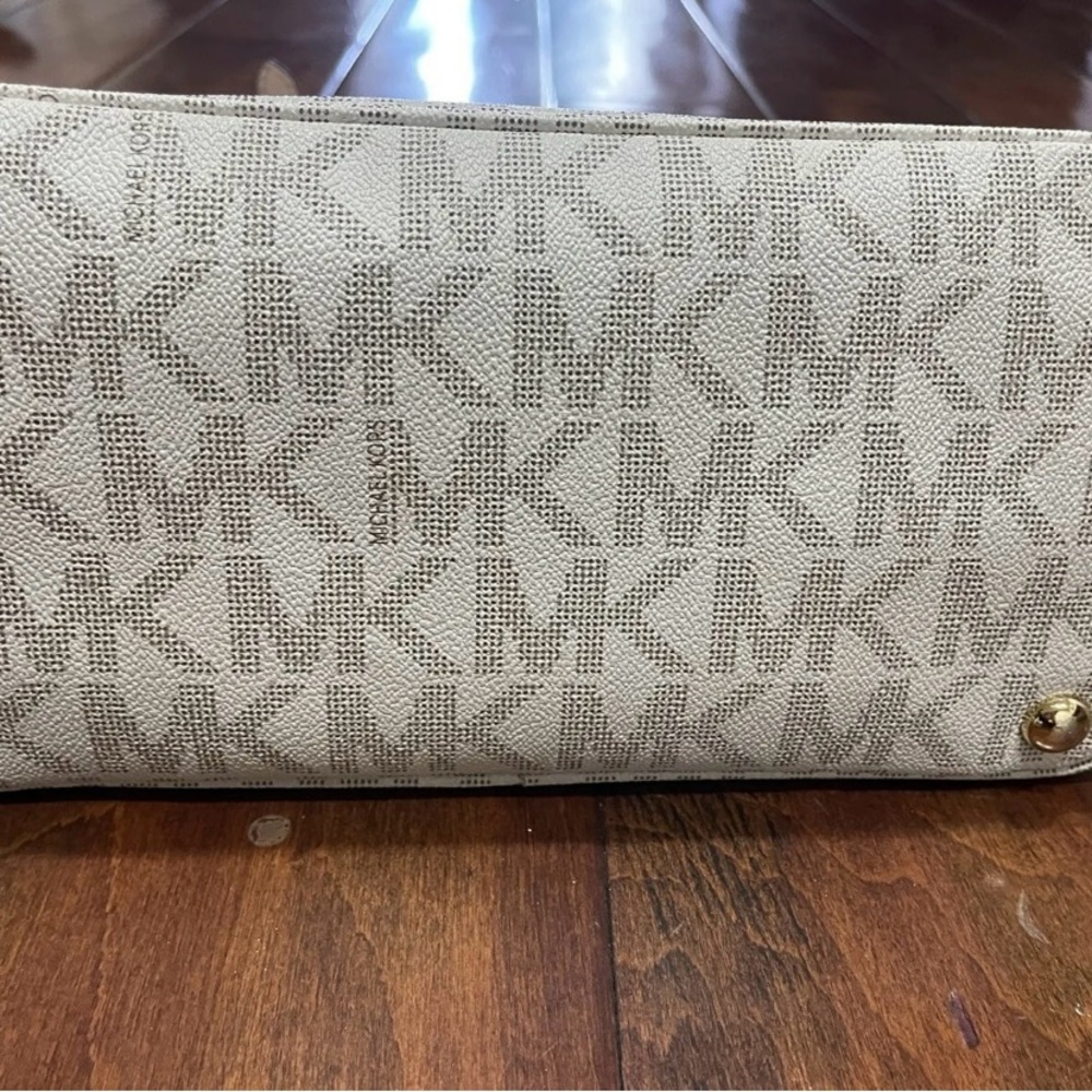 Perfect Condition Michael Kors handbag - Picture 4 of 12